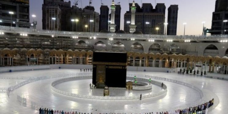 Resensi Buku Mecca I am Coming, Kisah Naik Haji yang Tak Semudah Membalikkan Telapak Tangan