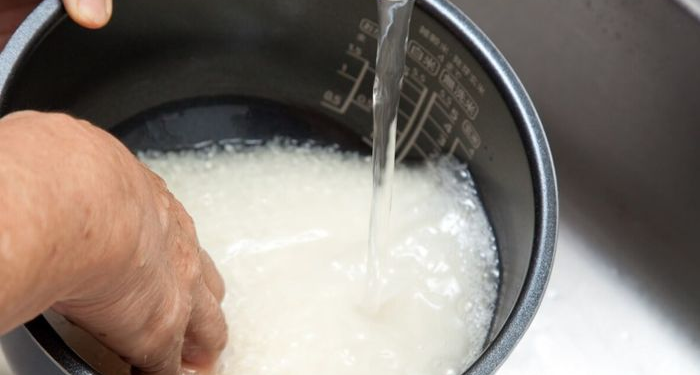 Tiga Manfaat Air Sisa Cucian Beras untuk Masakan