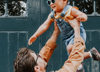 Dahsyatnya Pengaruh Genggaman Tangan Ayah Bunda bagi Anak-Anak