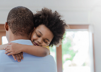 Delapan Manfaat Pelukan Ayah dan Ibu bagi Anak