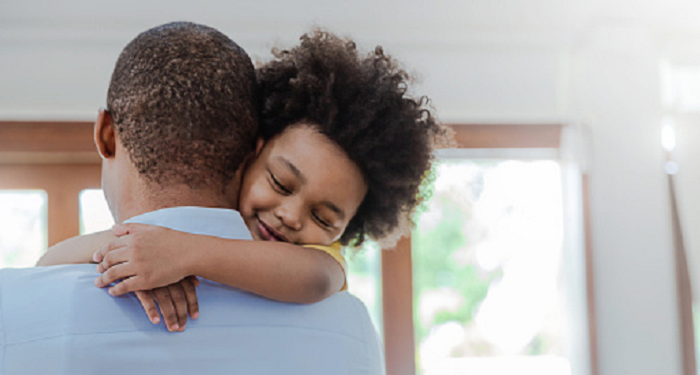 Delapan Manfaat Pelukan Ayah dan Ibu bagi Anak