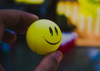 Dua Belas Manfaat Senyuman bagi Suami Istri