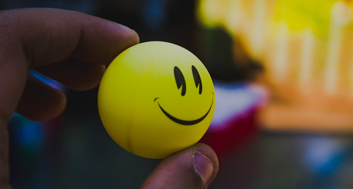 Dua Belas Manfaat Senyuman bagi Suami Istri