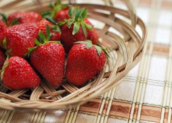 Serap Minyak Berlebih dengan DIY Masker Strawberry
