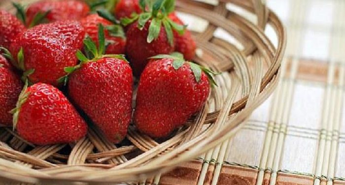 Serap Minyak Berlebih dengan DIY Masker Strawberry