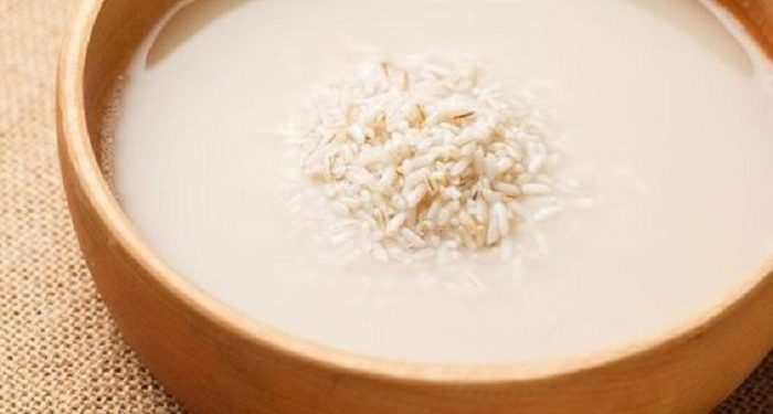 Angkat Sisa Kotoran di Wajah dengan DIY Toner Beras