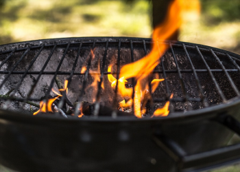 Tips Hilangkan Noda Hitam di Pinggiran Panggangan saat BBQ-an