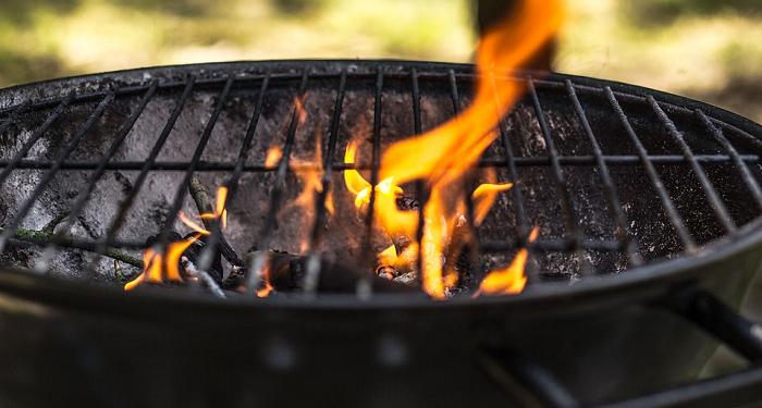 Tips Hilangkan Noda Hitam di Pinggiran Panggangan saat BBQ-an