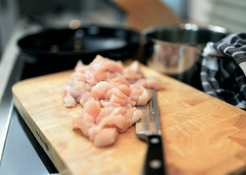 Empat Cara Cepat Mencairkan Daging Ayam Beku