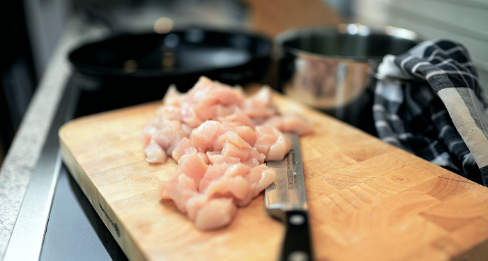 Empat Cara Cepat Mencairkan Daging Ayam Beku