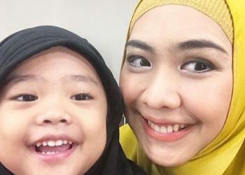 Inspiratif, Ternyata Ini Alasan Oki Setiana Dewi Panggil Putri Pertamanya dengan Ustazah Maryam