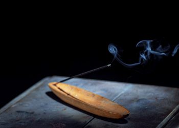 Hukum Membakar Kemenyan