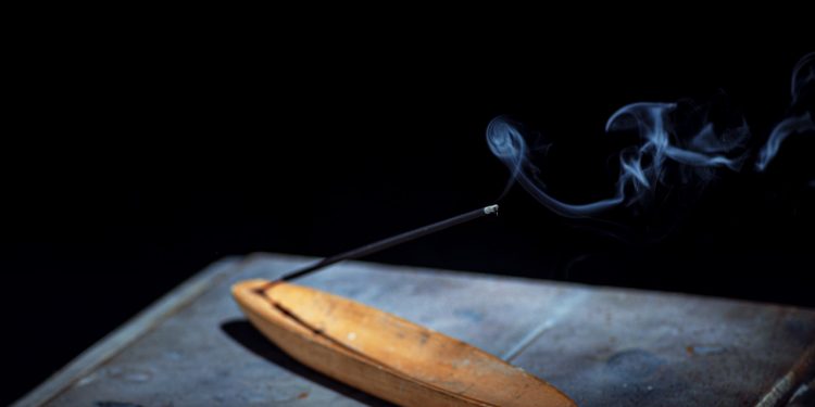 Hukum Membakar Kemenyan