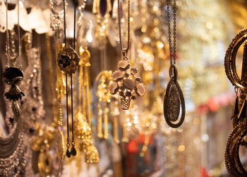 Perhiasan Tamu Pak Amir