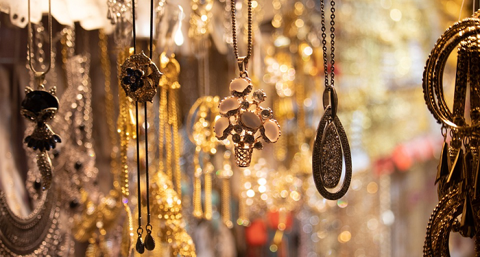 Perhiasan Tamu Pak Amir