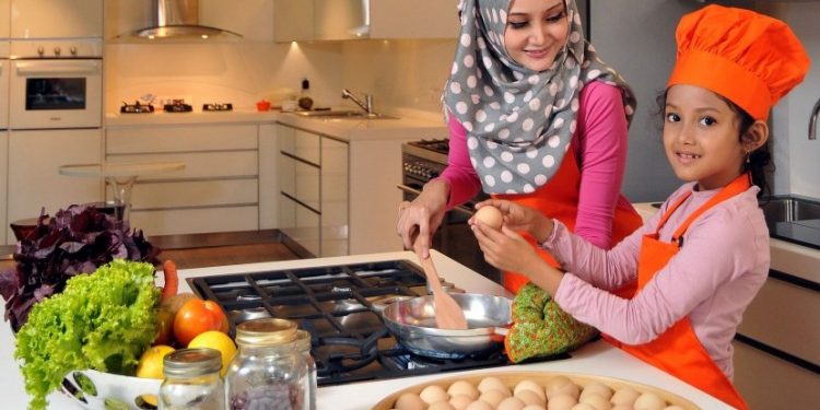 Memasak bersama Anak Bantu Stimulasi Perkembangan Sosial Emosional Anak