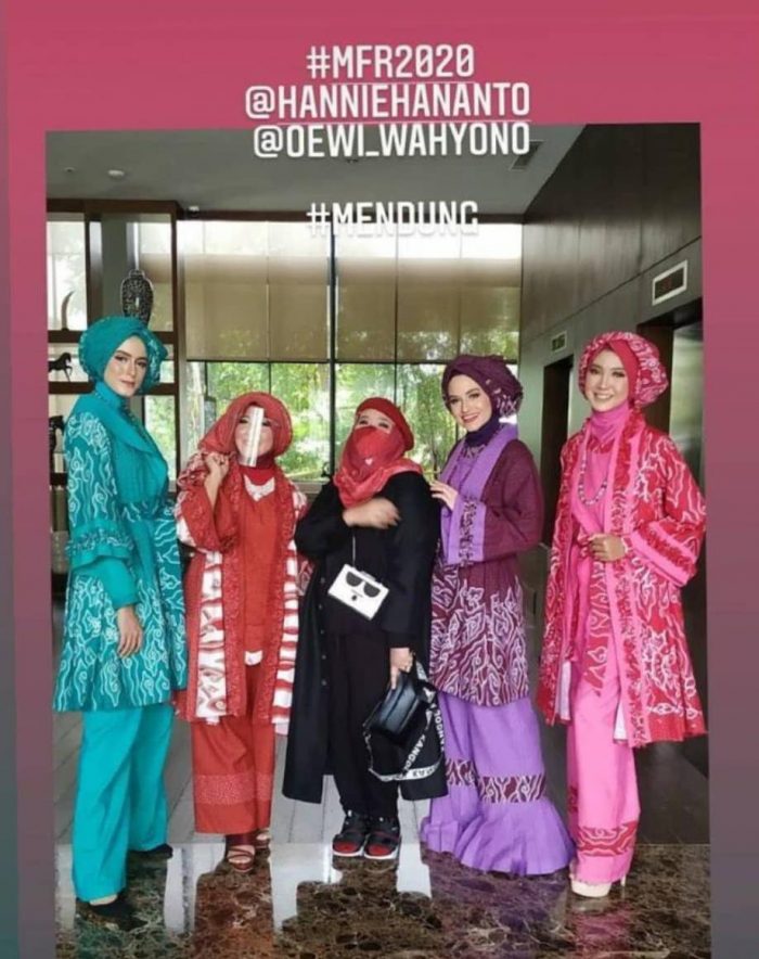 Keindahan Batik Mega Mendung Cirebon terangkum indah dalam balutan karya busana muslim brand Nura Boutique by Owie Wahyono