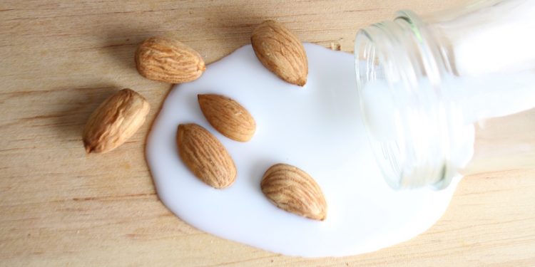Kembalikan Stamina Setelah Bersalin dengan Susu Almond Kurma Madu