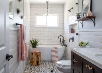 Hukum Mandi Bareng Sesama Jenis