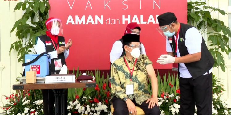 Sekjen MUI Buya Amirsyah Tambunan Ikut Vaksinasi Perdana di Istana Negara