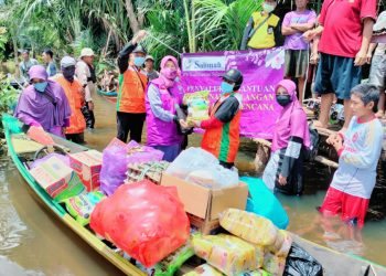 Dengan Sampan, Salimah Kalsel Kembali Salurkan Bantuan untuk Korban Banjir