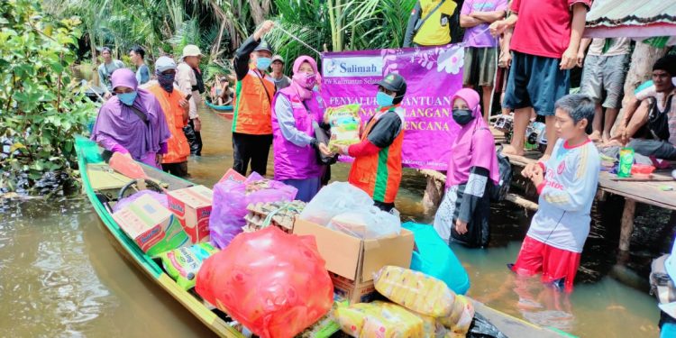 Dengan Sampan, Salimah Kalsel Kembali Salurkan Bantuan untuk Korban Banjir