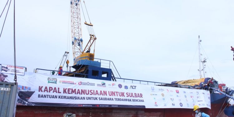 Kapal Kemanusiaan Layarkan Ribuan Ton Bantuan ke Sulawesi Barat