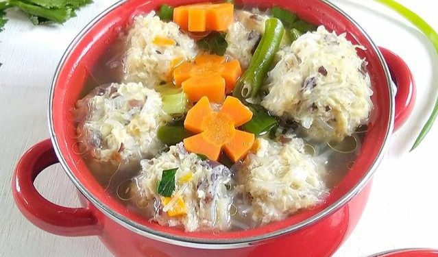Makan Siang Segar dengan Sop Bakso Rambutan