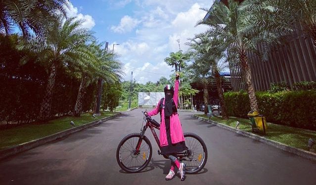 Inspirasi Outfit Sepeda ala Ummi Pipik untuk Niqabis