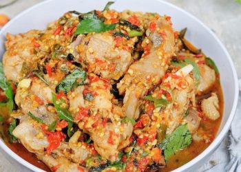 Yuk Sajikan Makan Siang Keluarga dengan Resep Ayam Woku Nikmat