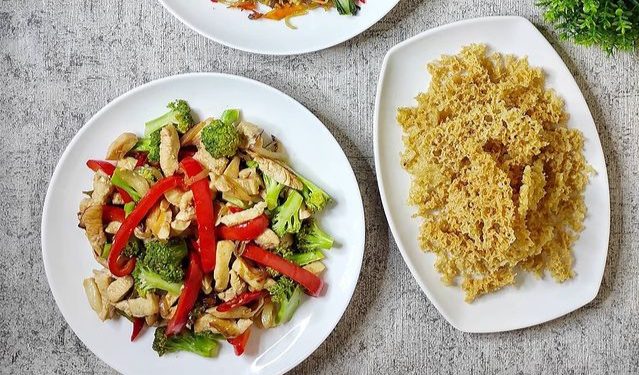 Menu Makan Siang Hari Ini: Brokoli Ayam, Mie Goreng dan Kremesan
