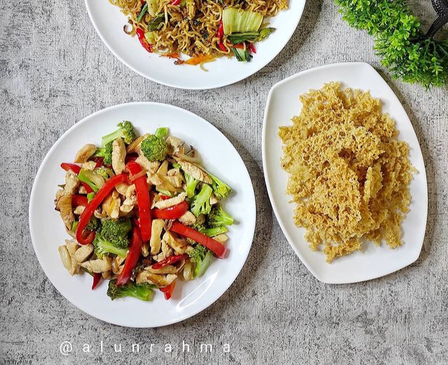 Menu Makan Siang Hari Ini: Brokoli Ayam, Mie Goreng dan Kremesan
