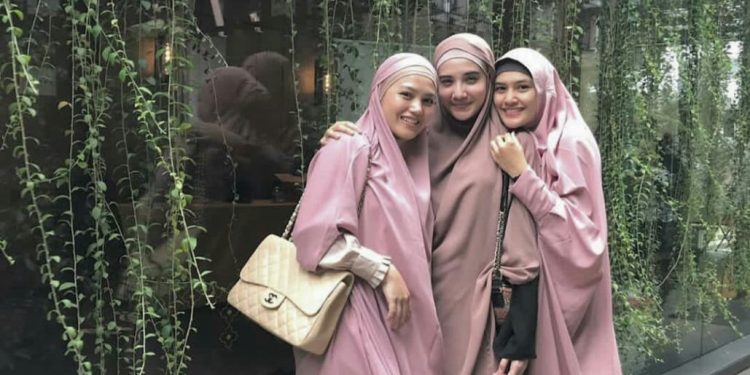 Inspirasi Outfit French Khimar yang Kian Diminati Muslimah