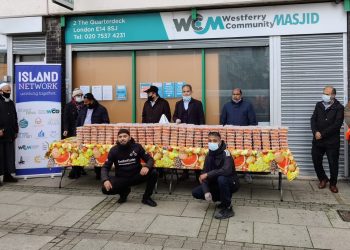 Kampanye Warmer Winters: Mesut Özil Bersama Organisasi Muslim Membagikan 2.000 Makanan kepada Mereka yang Membutuhkan