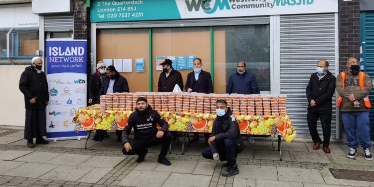 Kampanye Warmer Winters: Mesut Özil Bersama Organisasi Muslim Membagikan 2.000 Makanan kepada Mereka yang Membutuhkan