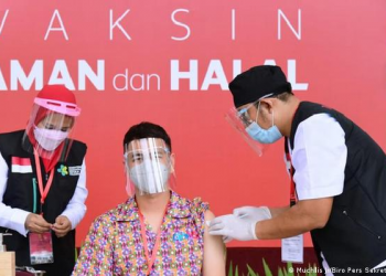 Raffi Ahmad Mewakili Muda Milenial Perdana Terima Suntikan Vaksin Covid-19 Sinovac