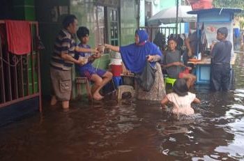 Ribuan Porsi Makanan untuk Korban Banjir  dari Salimah Banjarmasin