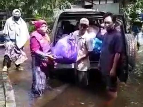 Salimah Kalsel Salurkan Bantuan untuk Korban Banjir