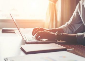 Suami Jualan Online Pakai Internet dari Istri