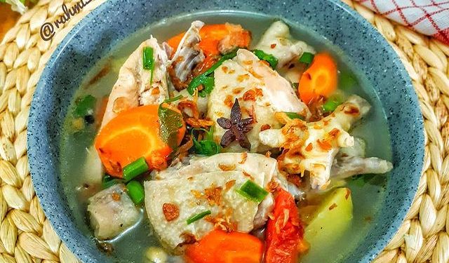 Yuk Hangatkan Tubuh dengan Sop Ayam Rempah