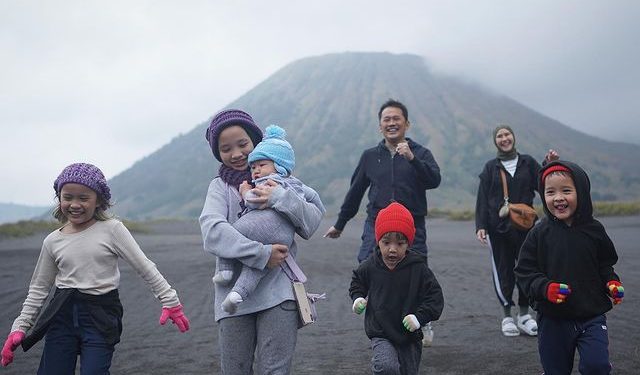 Ini 10 Tokoh Publik Inspiratif dalam Perannya sebagai Ibu Sekolah Utama Anak