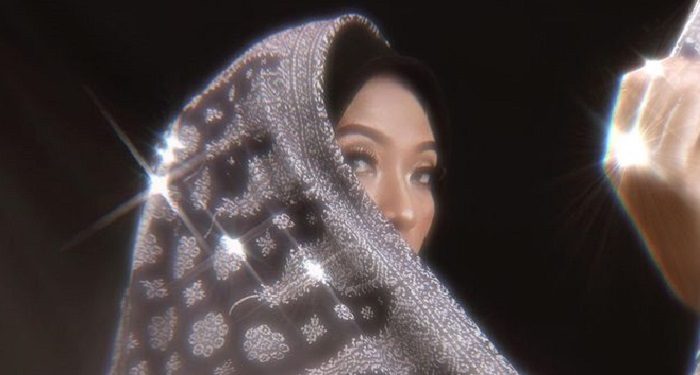 Kecintaan pada Songket Palembang, Dian Pelangi Luncurkan Scarf Bertema Masayu