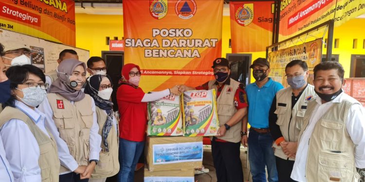 Bantu Banjir Jember, Inkindo Serahkan Bantuan Sembako dan 10Ton TOPmortar