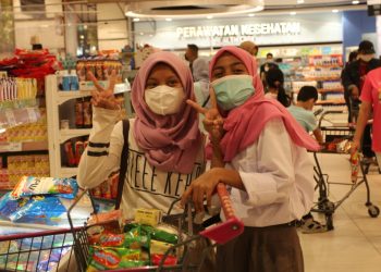 Cerita Anak Yatim Korban Banjir saat Diajak Belanja Sepuasnya ke Mall