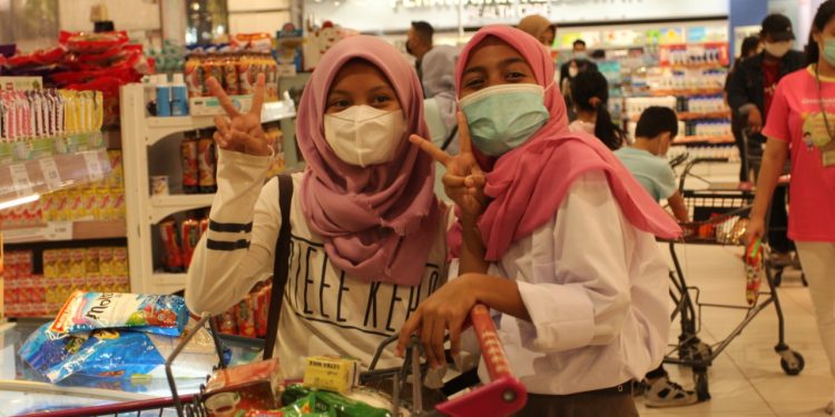 Cerita Anak Yatim Korban Banjir saat Diajak Belanja Sepuasnya ke Mall