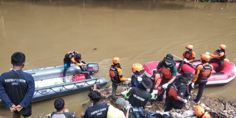 DD Bersama Padepokan Ciliwung Condet Gelar Aksi Bersih Sungai Ciliwung