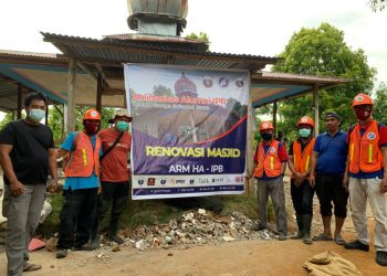 Bersama Warga, ARM HA-IPB Renovasi Masjid Ar-Rahmah di Suri, Mamuju
