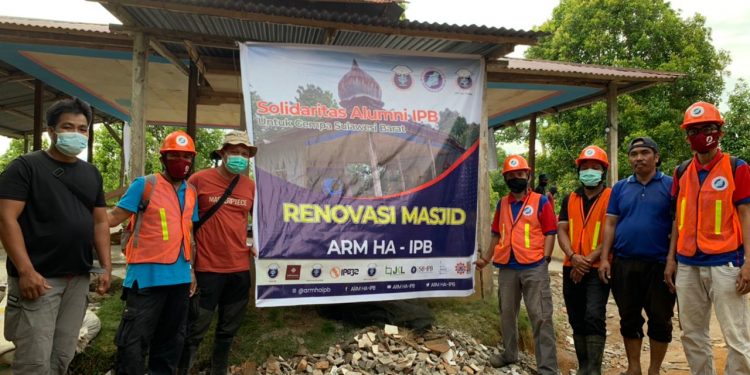 Bersama Warga, ARM HA-IPB Renovasi Masjid Ar-Rahmah di Suri, Mamuju