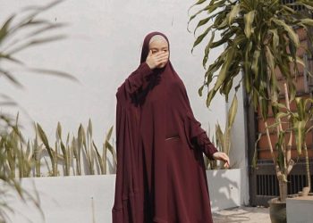 Inspirasi Outfit Syari Berwarna Gelap Lindswell Kwok