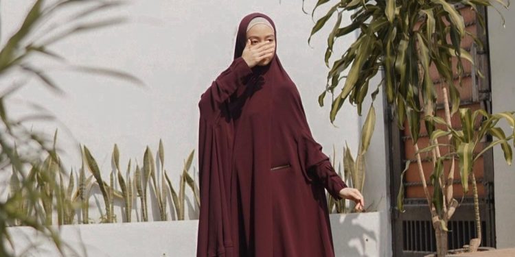 Inspirasi Outfit Syari Berwarna Gelap Lindswell Kwok